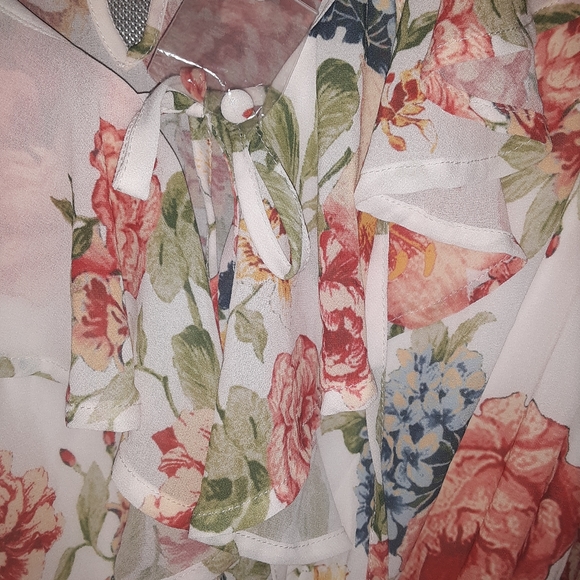 Flying Tomato Floral Romper - Picture 5 of 8